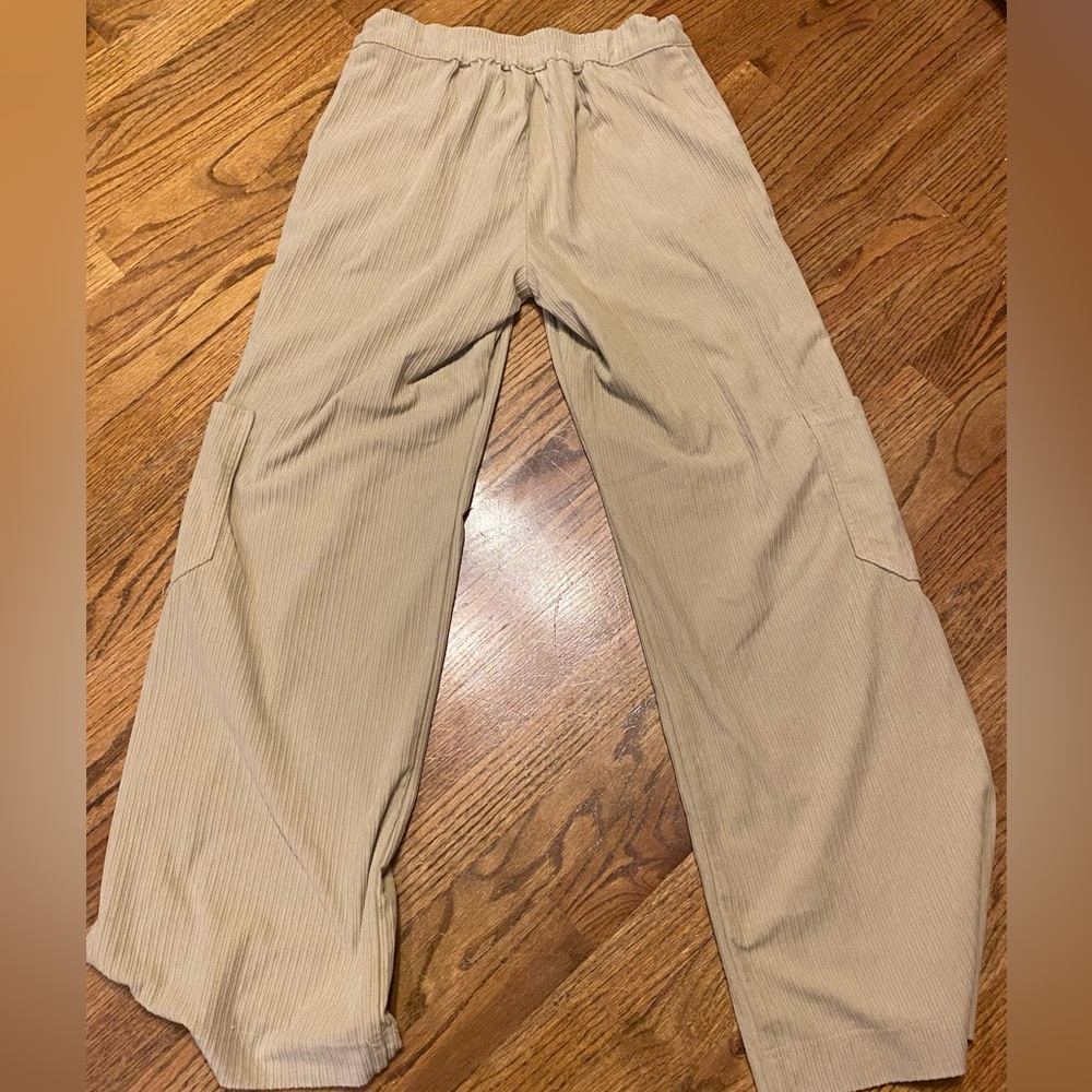 Cargo pants in cream.